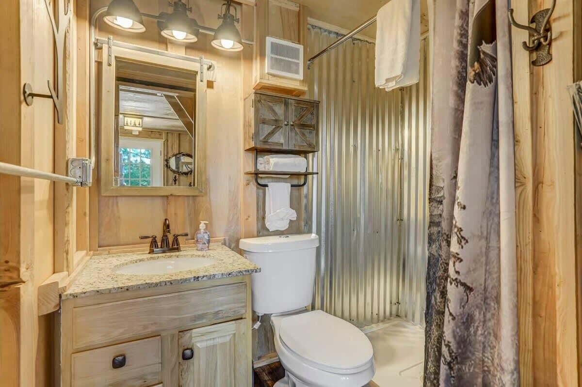 Shower, hair dryer, towels, shampoo