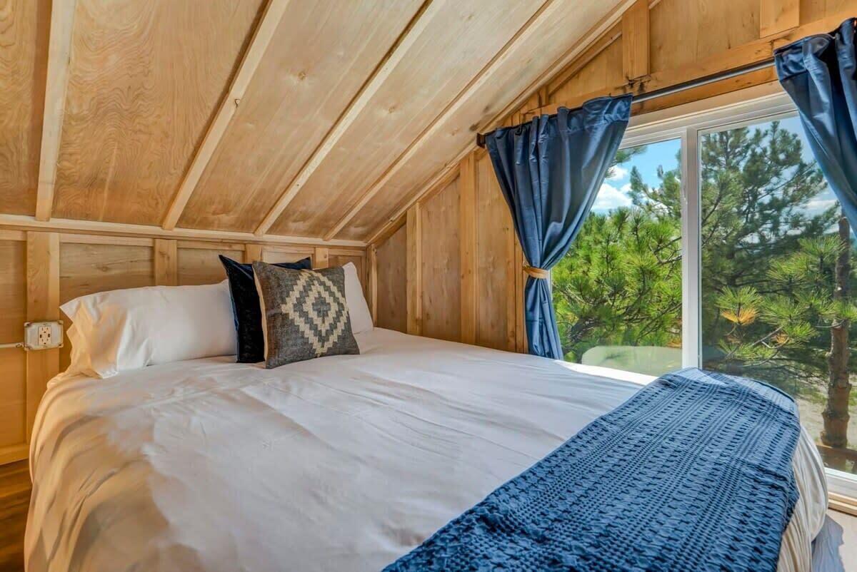 1 bedroom, desk, iron/ironing board, WiFi