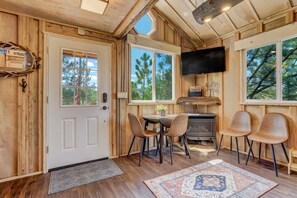 Interior - Mountainside Tree House Retreat (Larkspur)