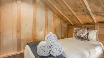 1 bedroom, desk, iron/ironing board, WiFi