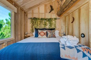 1 bedroom, desk, iron/ironing board, WiFi - Mountainside Tree House Retreat (Larkspur)