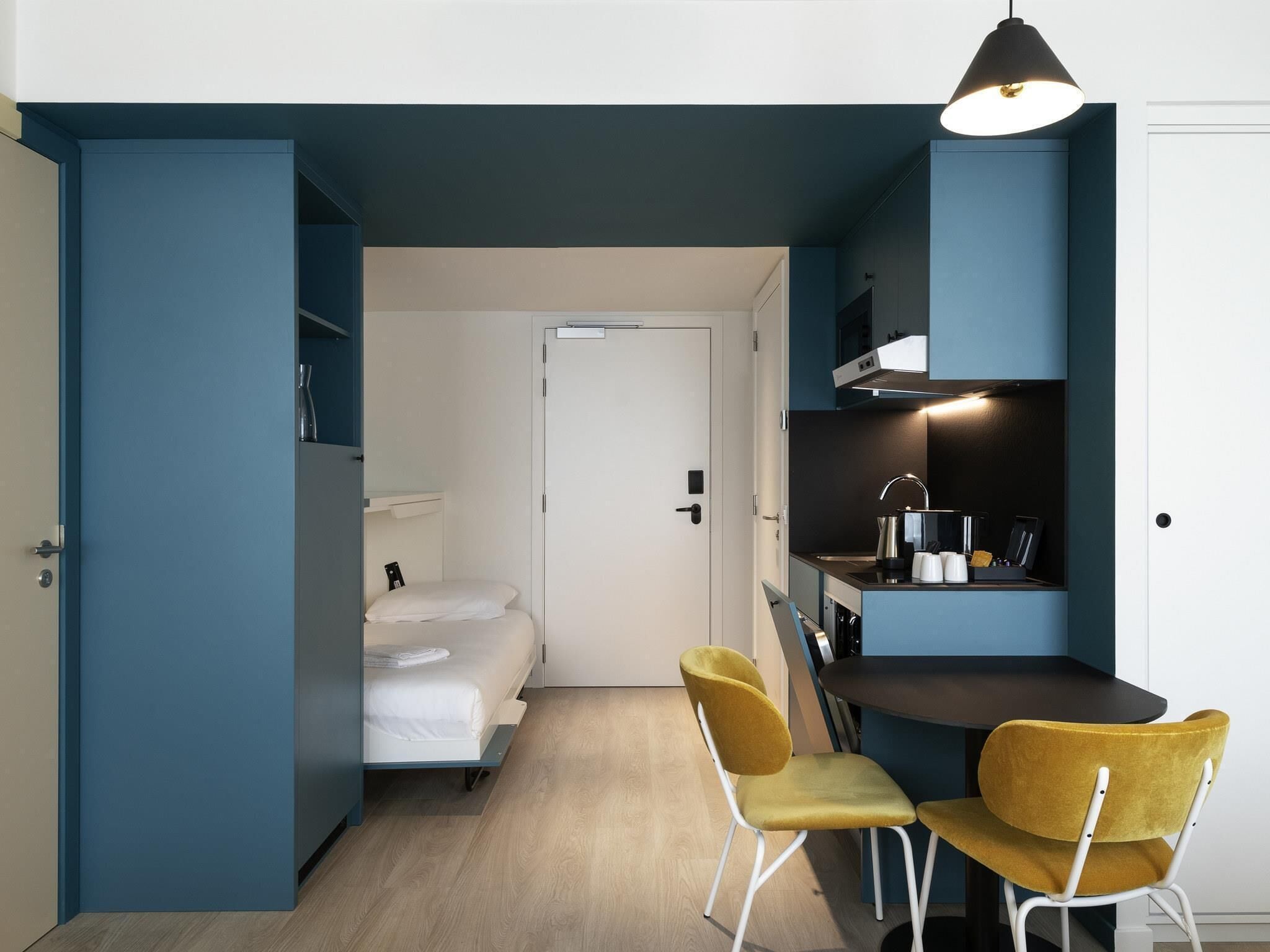 客房內保險箱、書桌、筆電工作空間、遮光布/窗簾