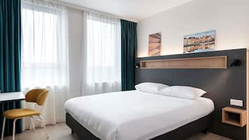 Studio, 1 tweepersoonsbed | Een kluis op de kamer, een bureau, een laptopwerkplek