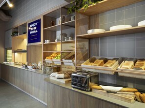 Desayuno buffet diario (EUR 16 por persona)