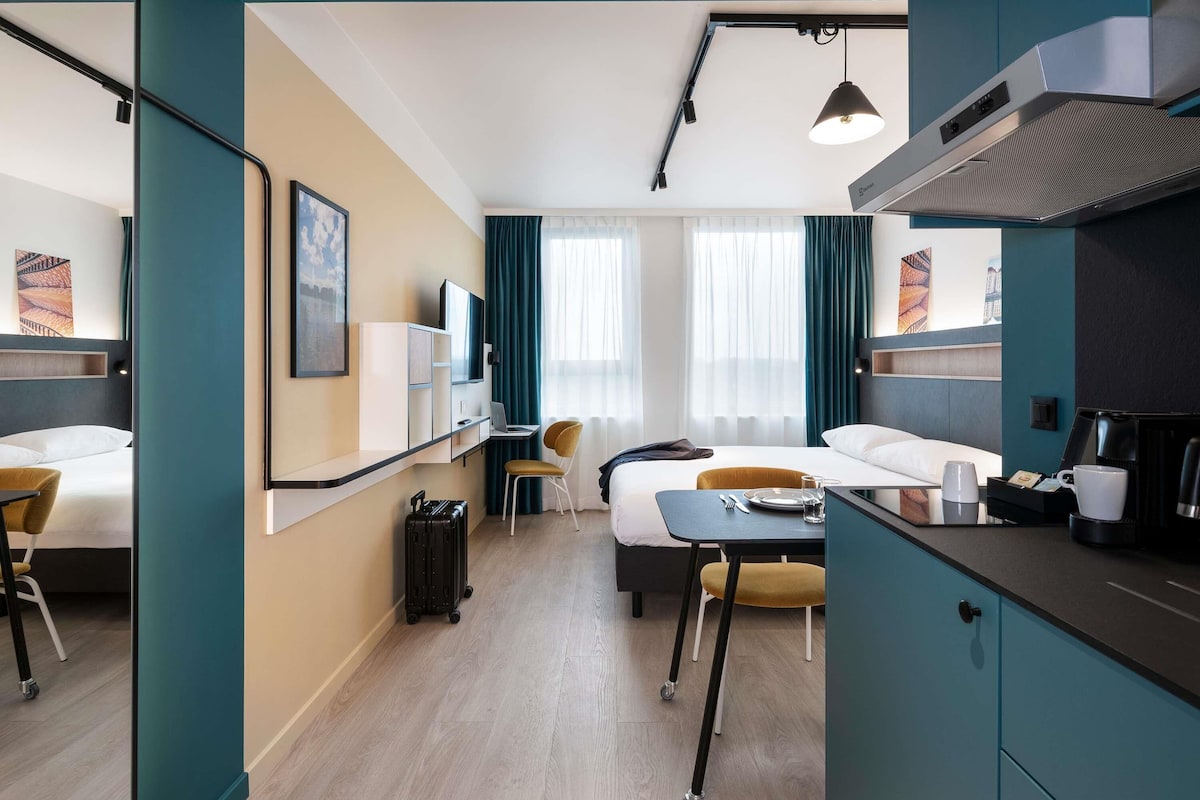 Studio, 1 Double Bed | In-room safe, desk, laptop workspace, blackout drapes