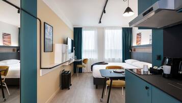 Studio, 1 tweepersoonsbed | Een kluis op de kamer, een bureau, een laptopwerkplek