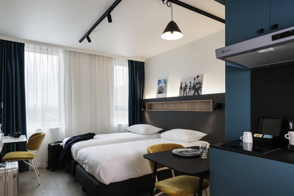 Studio, 2 Einzelbetten (2 adults) | Zimmersafe, Schreibtisch, laptopgeeigneter Arbeitsplatz