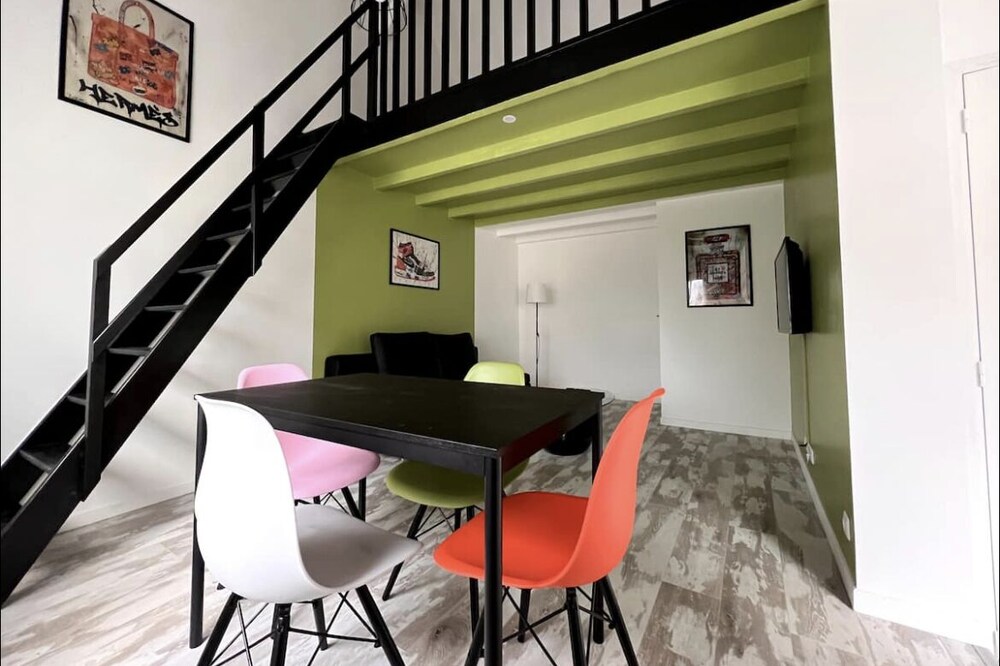 Beautiful "Street Art" Apartment near Parc Asterix, Chantilly, CDG Airport
