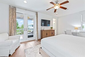 4 chambres, bureau, fer et planche à repasser, lit de bébé portatif