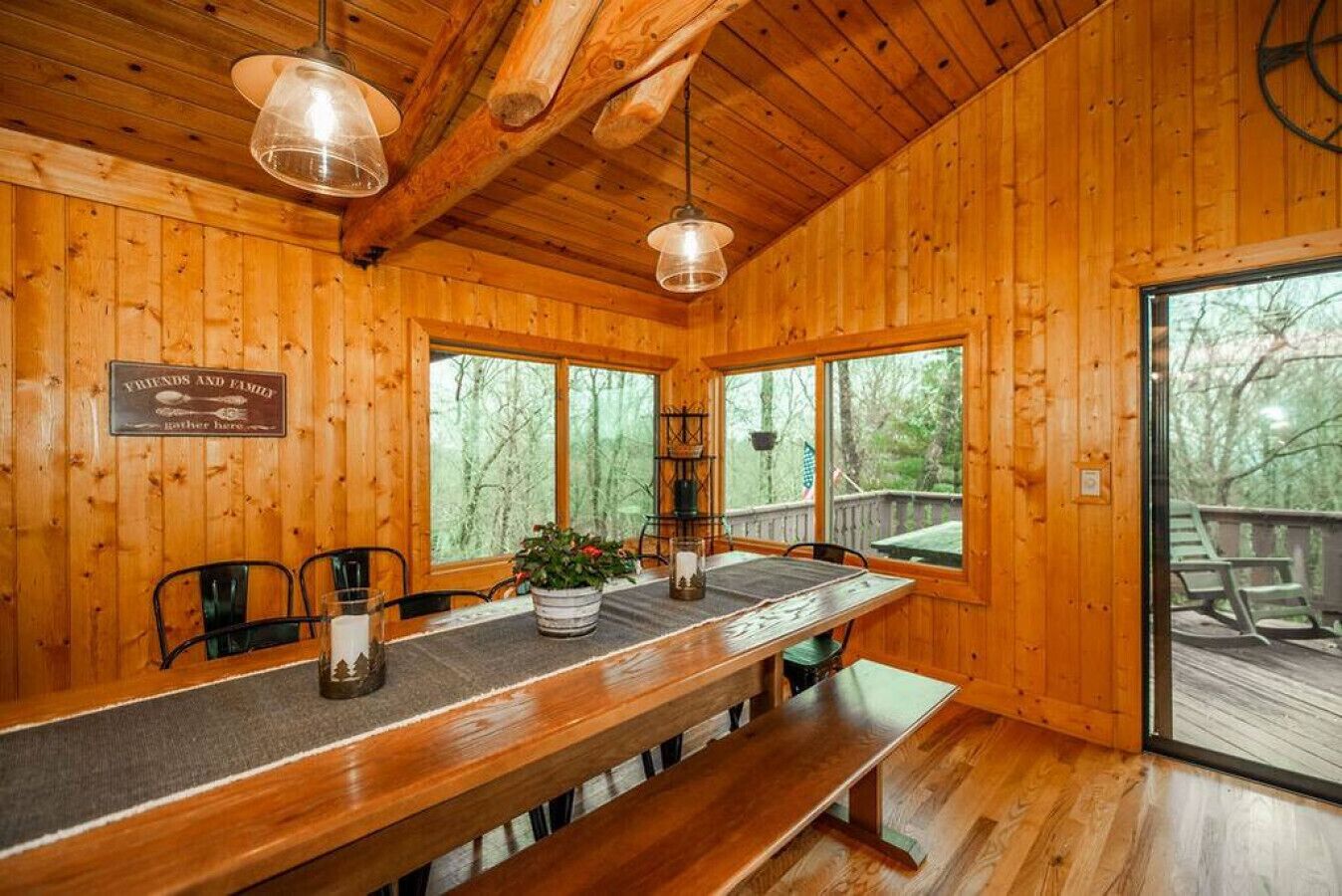 Treetop Lodge - Treehouse feel and serene views