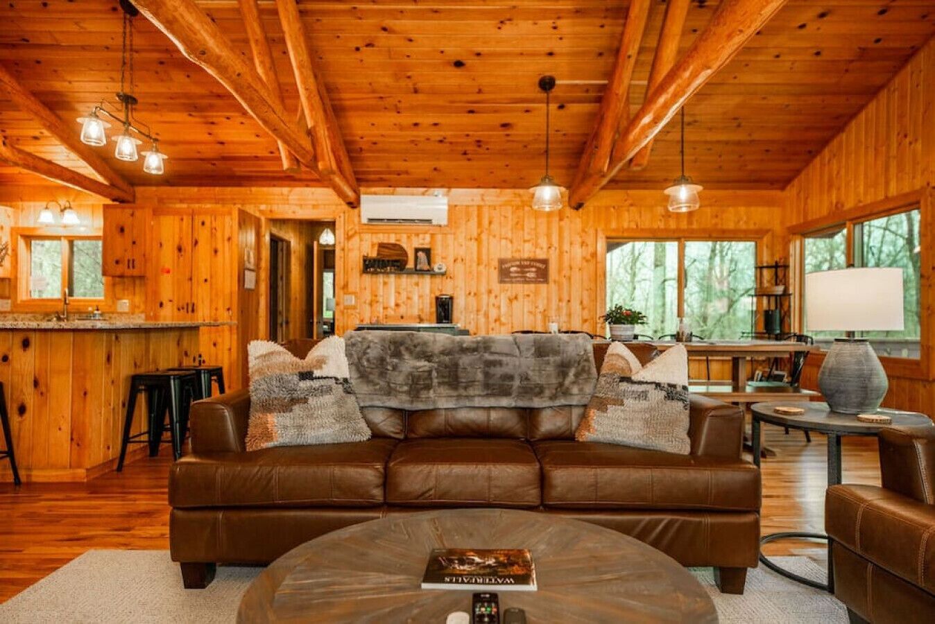 Treetop Lodge - Treehouse feel and serene views