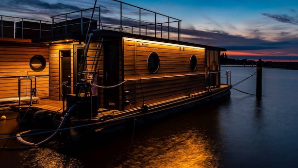 Une structure flottante en bois, dotée d’un escalier, de rampes et d’un quai.