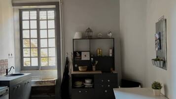 Jääkaappi, mikroaaltouuni, astianpesukone, kahvin-/teenkeitin