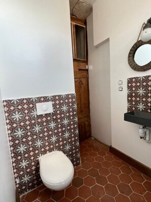 Douche, serviettes fournies, savon, papier toilette