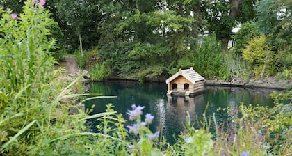 Stunning 2-bedroom Log Cabin