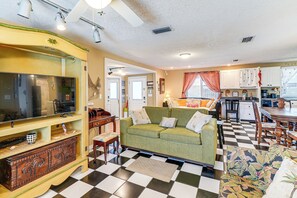 TV - Cozy PCB Cottage ~ 1 Block to Beach! (Panama City Beach)