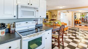 Fridge, microwave, stovetop, dishwasher