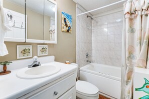 Articles de toilette gratuits, sèche-cheveux, serviettes fournies