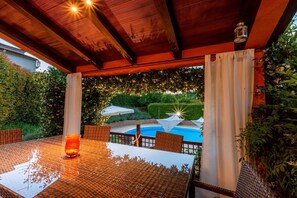 Outdoor dining - Large outdoor with privacy, Heated pool 60m2 , Gamesroom ,Wellness, Garden (Karojba)