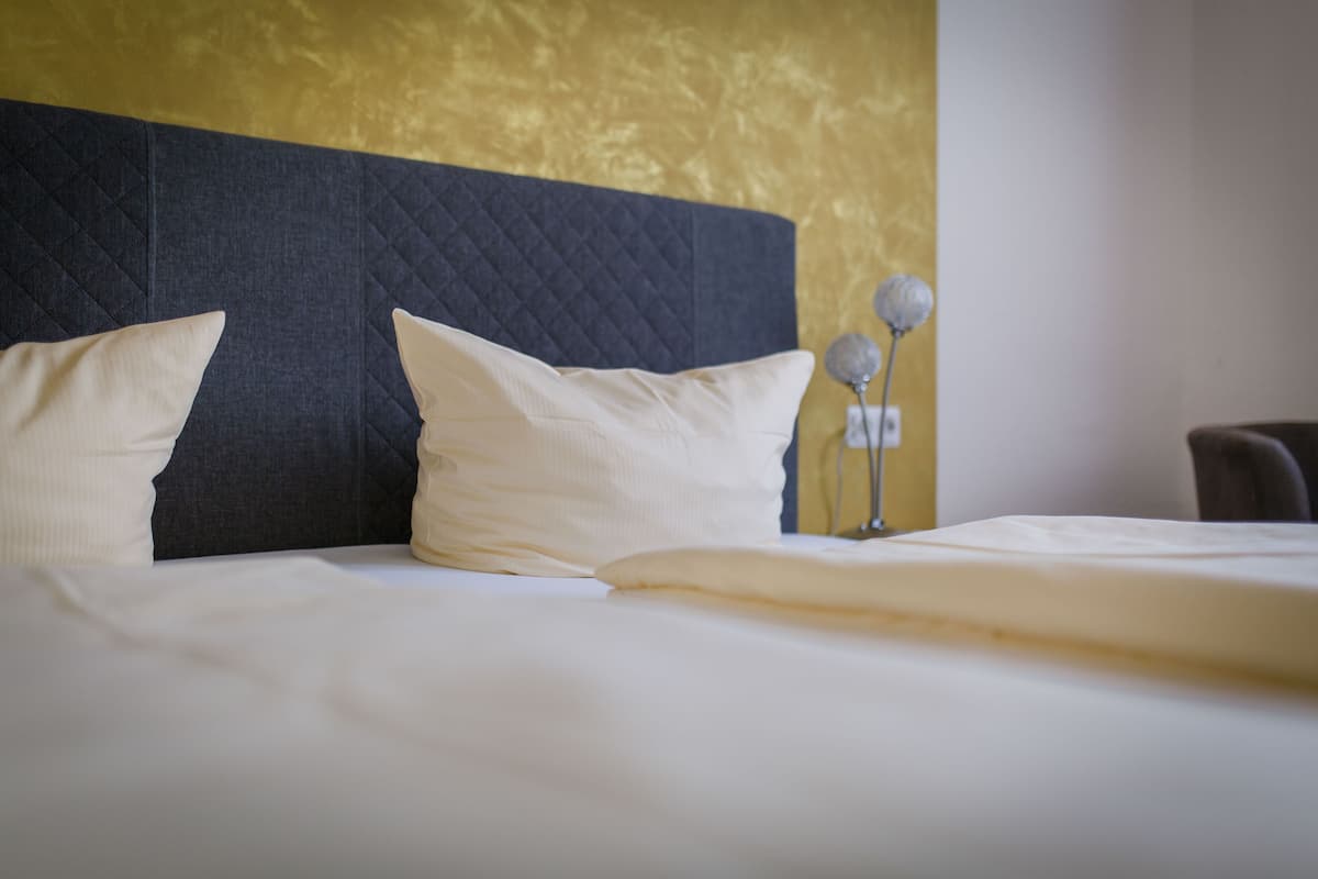 Escritorio, wifi gratis y ropa de cama