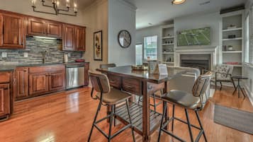 Condo, 1 Bedroom | In-room dining