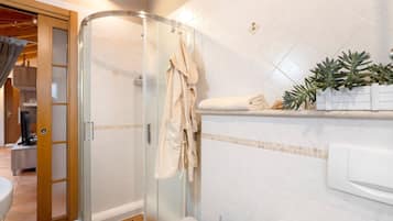 Chuveiro, secador de cabelo, toalhas de banho