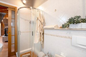 Een douche, een haardroger, handdoeken