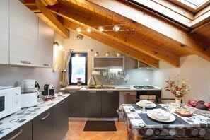 Fridge, microwave, oven, stovetop - Apartment 'Mansarda Margherita' with Mountain View & Wi-Fi (Gozzano)