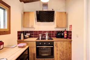 Jääkaappi, uuni, liesi, astianpesukone