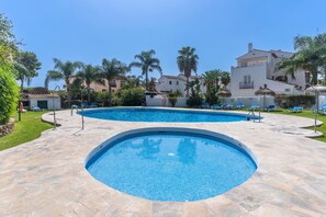 Pool - Holiday Apartment 7C Linsay with Shared Pool, Terrace & Wi-Fi (El Paraiso)