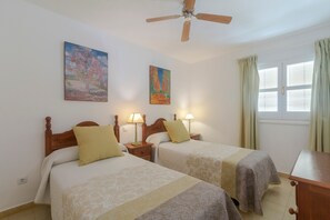 2 bedrooms, iron/ironing board, free WiFi, bed sheets - Holiday Apartment 7C Linsay with Shared Pool, Terrace & Wi-Fi (El Paraiso)