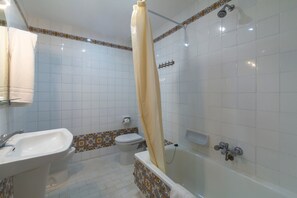 Bathtub, hair dryer, towels - Holiday Apartment 7C Linsay with Shared Pool, Terrace & Wi-Fi (El Paraiso)