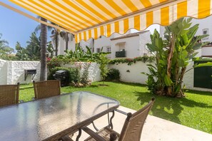 Outdoor dining - Holiday Apartment '7A Allyson' with Pool, Private Garden & Wi-Fi (El Paraiso)