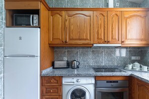 Een koelkast, een microgolfoven, een oven, een kookplaat