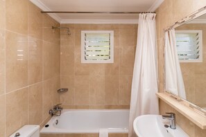 Bathtub, hair dryer, towels - Holiday Apartment '3B Virgo' with Pool, Private Terrace & Wi-Fi (El Paraiso)