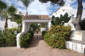 Property grounds - Apartment '9A Escorpio' with Mountain View, Pool & Wi-Fi (El Paraiso)