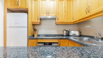 Een koelkast, een magnetron, een oven, een kookplaat