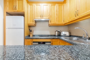Fridge, microwave, oven, stovetop - Apartment '9A Escorpio' with Mountain View, Pool & Wi-Fi (El Paraiso)