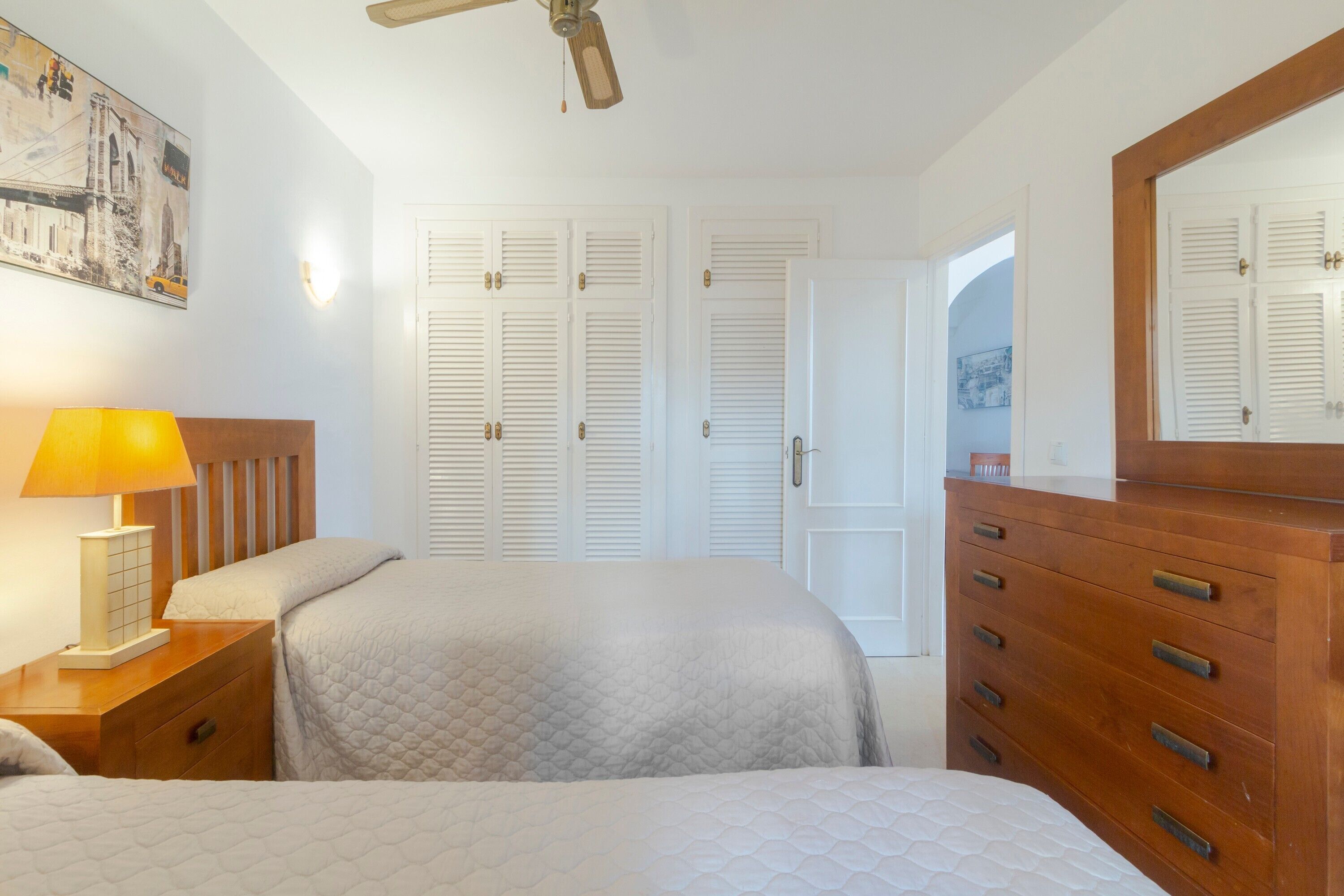 1 habitación, tabla de planchar con plancha, wifi gratis y ropa de cama 