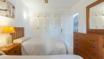 1 habitación, tabla de planchar con plancha, wifi gratis y ropa de cama