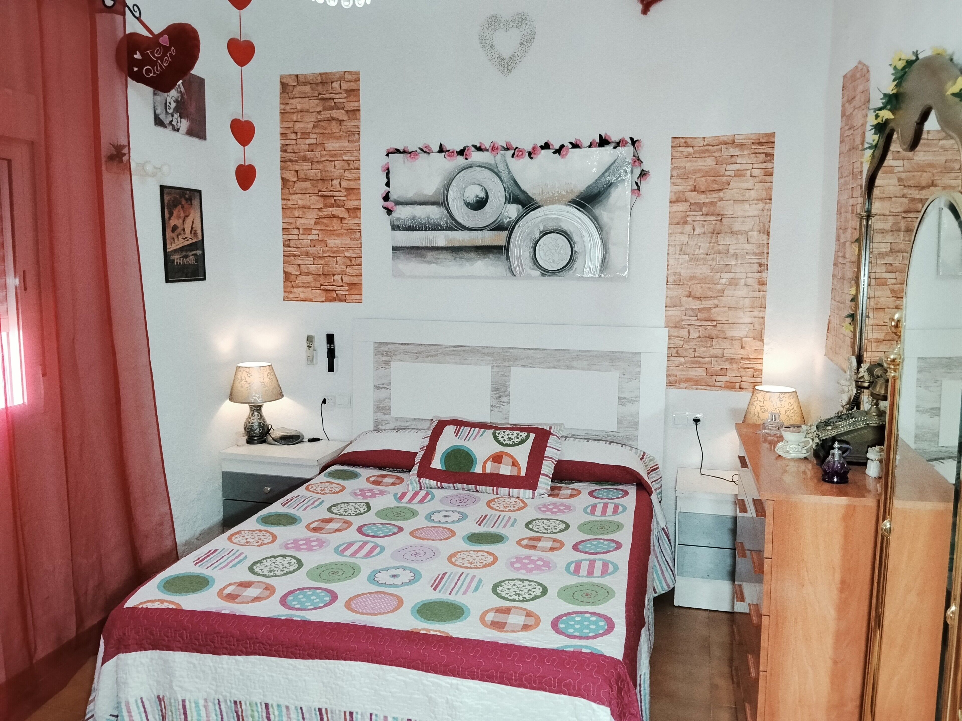 4 slaapkamers, een strijkplank/strijkijzer, gratis wifi, beddengoed