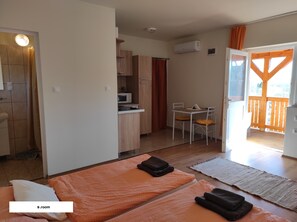 Blackout curtains, travel cot, free WiFi, bed sheets