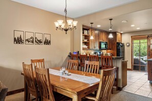Dining - Warm and Beautiful Woodhaven Townhome at Sun Peaks  (Sun Peaks)