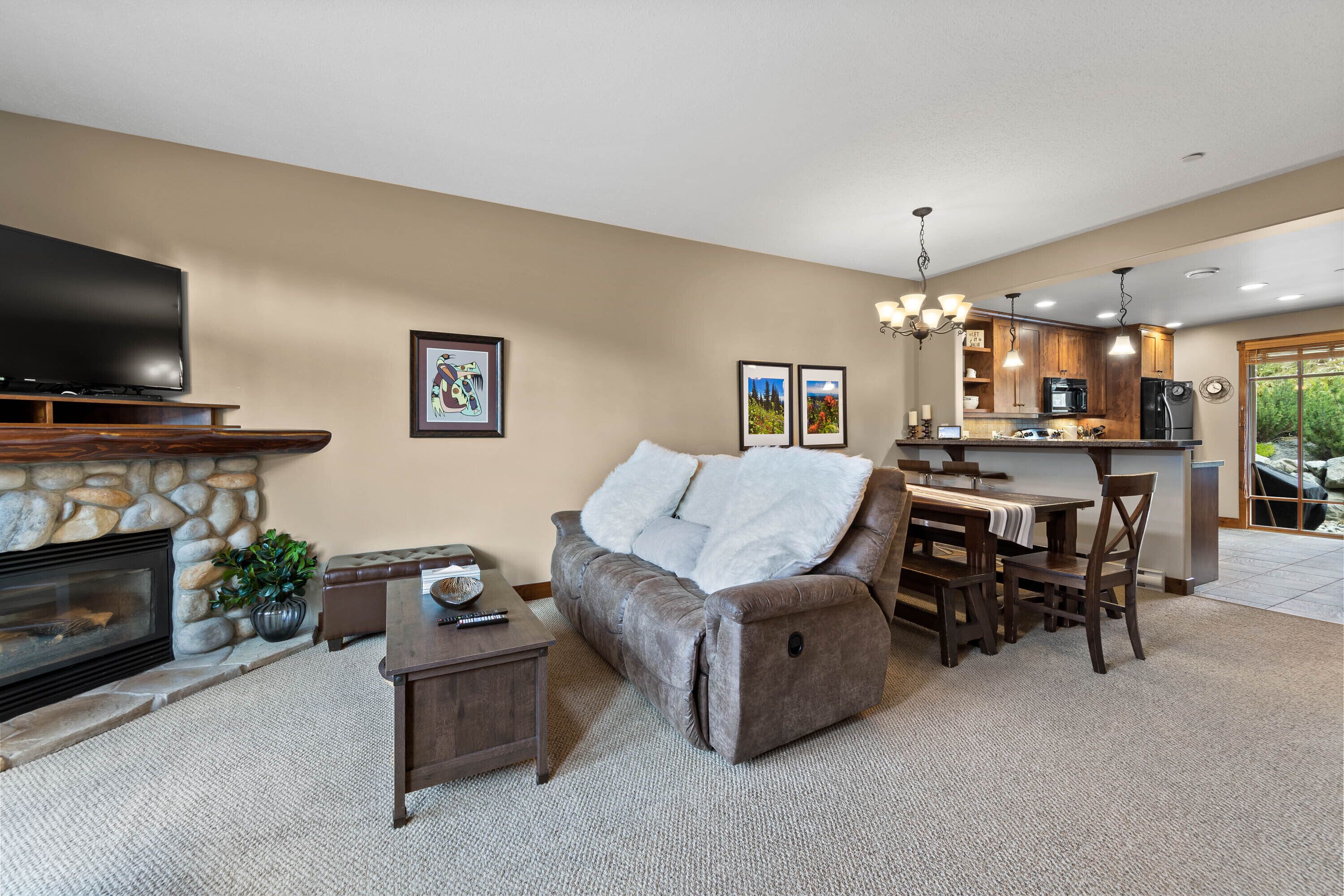 Warm and Beautiful Woodhaven Townhome at Sun Peaks