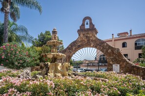 Property grounds - Studio Apartment '19A Claire' with Pool, Private Garden & Wi-Fi (El Paraiso)