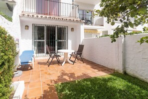 Outdoor dining - Studio Apartment '19A Claire' with Pool, Private Garden & Wi-Fi (El Paraiso)