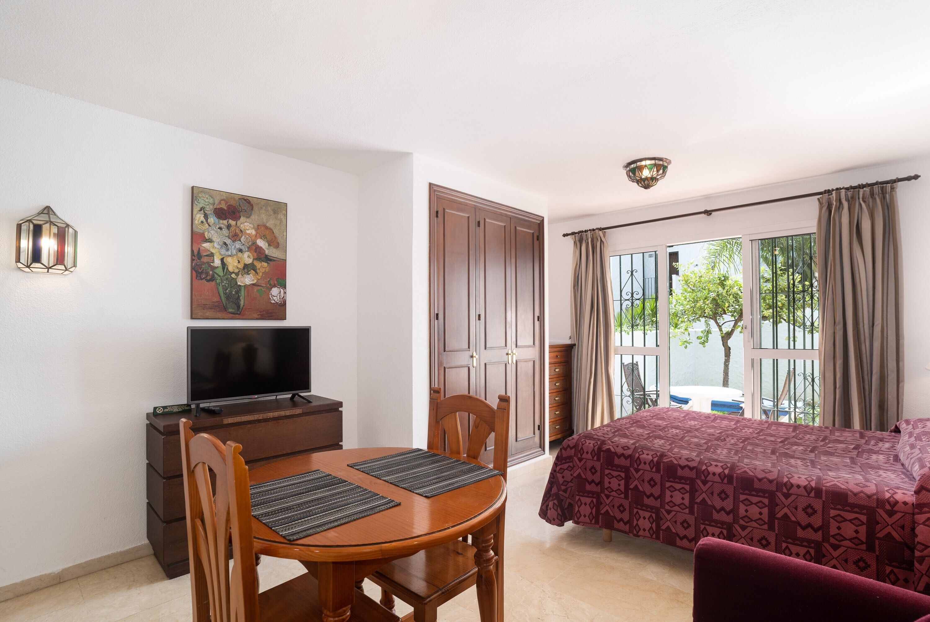 Tabla de planchar con plancha, wifi gratis, ropa de cama