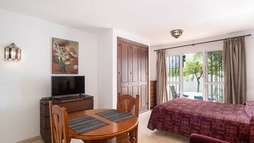 Tabla de planchar con plancha, wifi gratis, ropa de cama