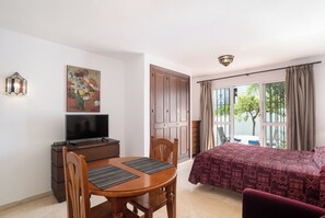 Een strijkplank/strijkijzer, gratis wifi, beddengoed