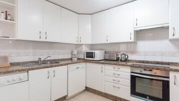 Een koelkast, een microgolfoven, een oven, een kookplaat